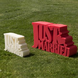 Frase Just Married en varios tamaños y colores en espuma de poliuretano. Tamaño grande en color rojo tamaño blanco en pequeño. Foto perfil.
