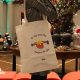 Bolsa de tela. con texto "la vida brilla mas contigo a mi lado" dibujo pegado en el centro de estrella navidad con pieza de espuma de poliuretano .