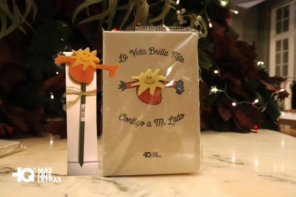 Libreta con dibujo de una estrella fabricado en espuma de poliuretano Lapicero con estrella.